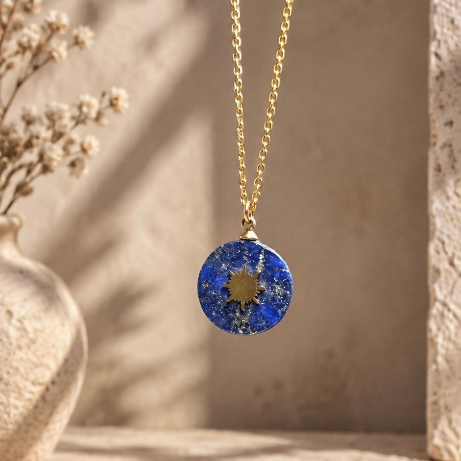 Détail du pendentif rond en lapis-lazuli avec motif soleil doré