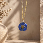 Détail du pendentif rond en lapis-lazuli avec motif soleil doré