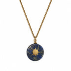 Collier long doré avec pendentif soleil en lapis-lazuli sur fond blanc