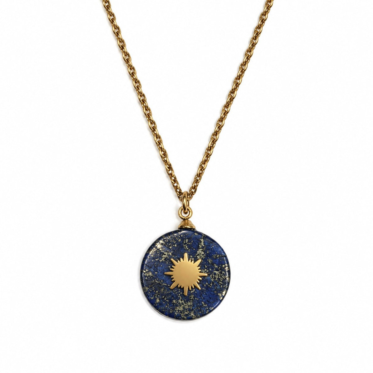 Collier long doré avec pendentif soleil en lapis-lazuli sur fond blanc
