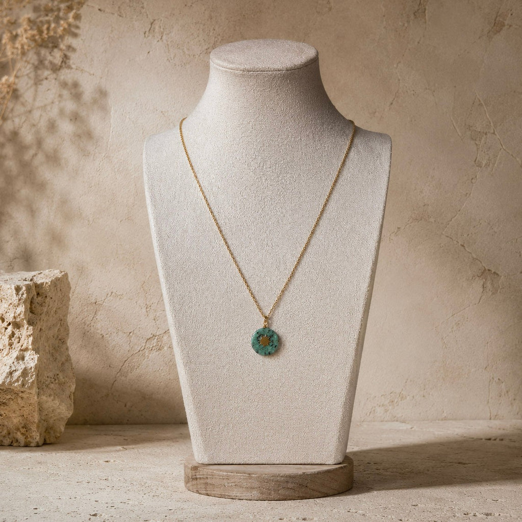 Collier long doré avec pendentif turquoise africaine présenté sur buste