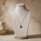Collier long doré avec pendentif turquoise africaine présenté sur buste