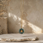 Détail du pendentif rond en jaspe turquoise africaine avec motif soleil doré