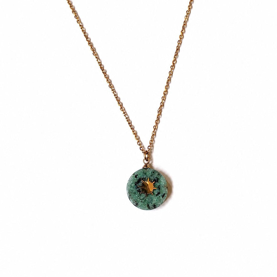 Collier long doré avec pendentif soleil en jaspe turquoise africaine sur fond blanc