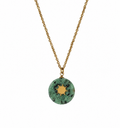 Collier long doré avec pendentif soleil en jaspe turquoise africaine sur fond blanc