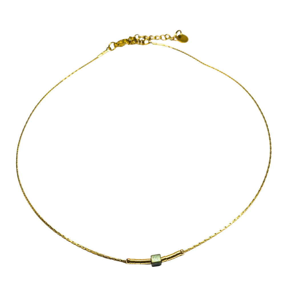 Collier femme chaîne fine dorée en acier inoxydable, design ultra-léger et minimaliste — style quotidien chic par Clyvia Bijoux.