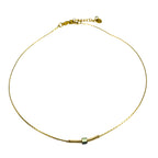 Collier femme chaîne fine dorée en acier inoxydable, design ultra-léger et minimaliste — style quotidien chic par Clyvia Bijoux.