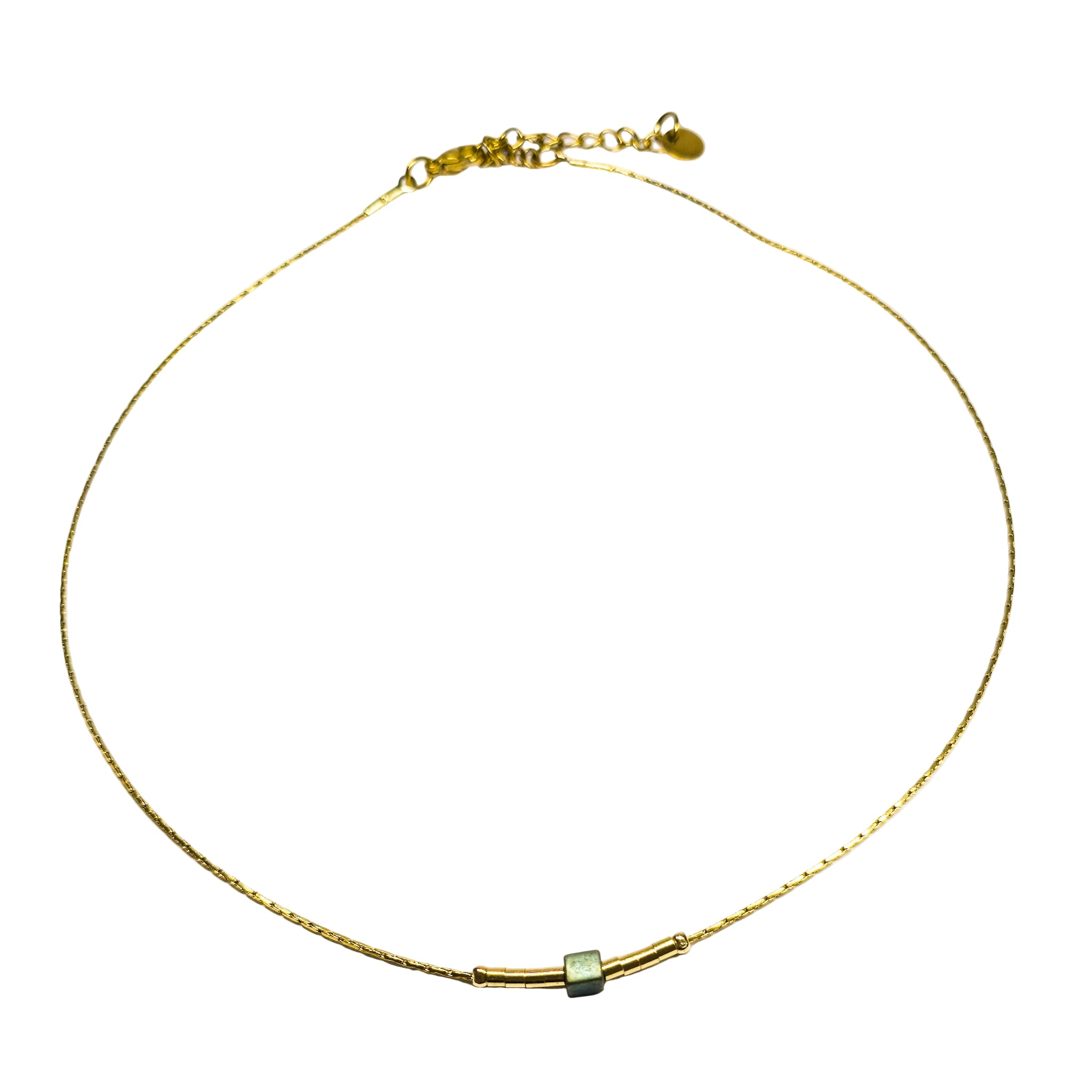 Collier femme chaîne fine dorée en acier inoxydable, design ultra-léger et minimaliste — style quotidien chic par Clyvia Bijoux.