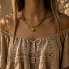 Collier chaîne plate doré avec breloques pendantes et pierre rhodonite, Clyvia Bijoux.