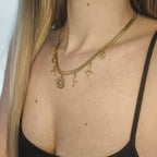 Collier chaîne plate doré avec breloques pendantes et pierre rhodonite, Clyvia Bijoux.