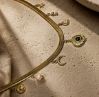  Détail d’un collier chaîne plate dorée avec malachite et perles d’eau douce