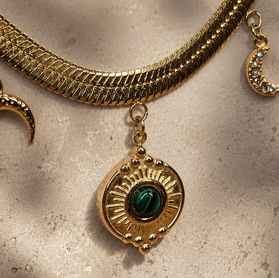 Pendentif solaire doré orné d’une malachite naturelle verte