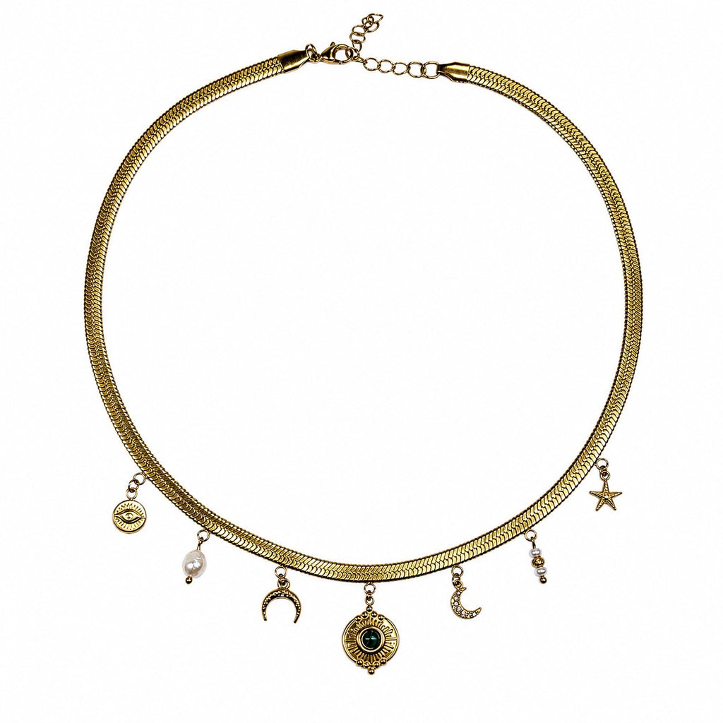 Collier en acier inoxydable doré avec malachite et perles d’eau douce sur fond blanc