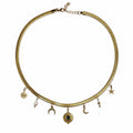 Collier en acier inoxydable doré avec malachite et perles d’eau douce sur fond blanc