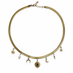 Collier en acier inoxydable doré avec malachite et perles d’eau douce sur fond blanc