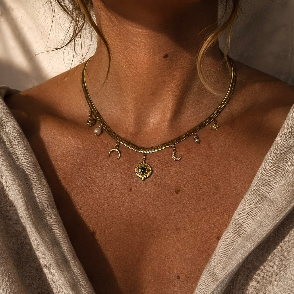 Collier doré à chaîne plate avec malachite et perles d’eau douce porté au cou