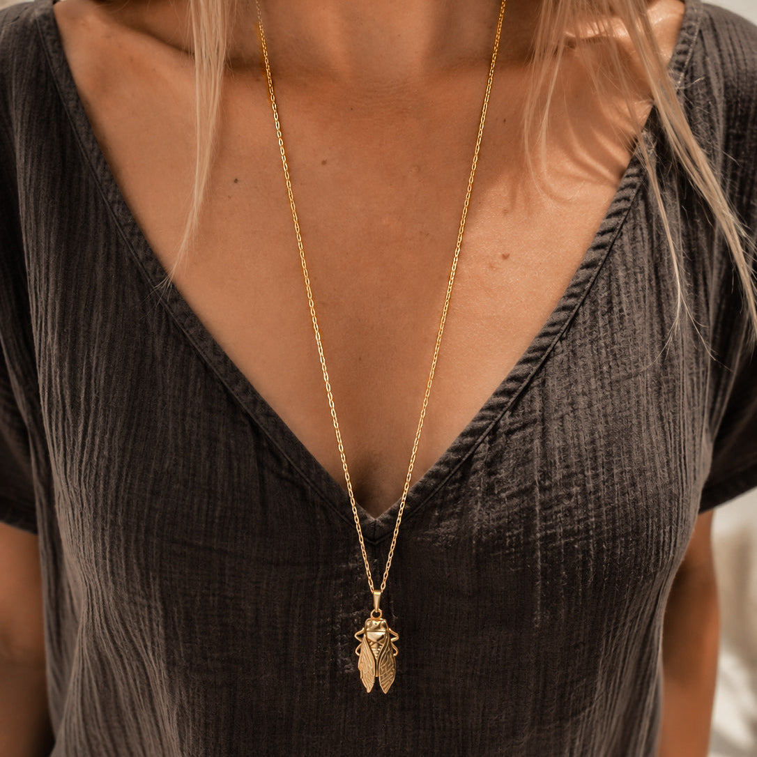 Collier cigale doré porté sur haut foncé, bijou femme en acier inoxydable