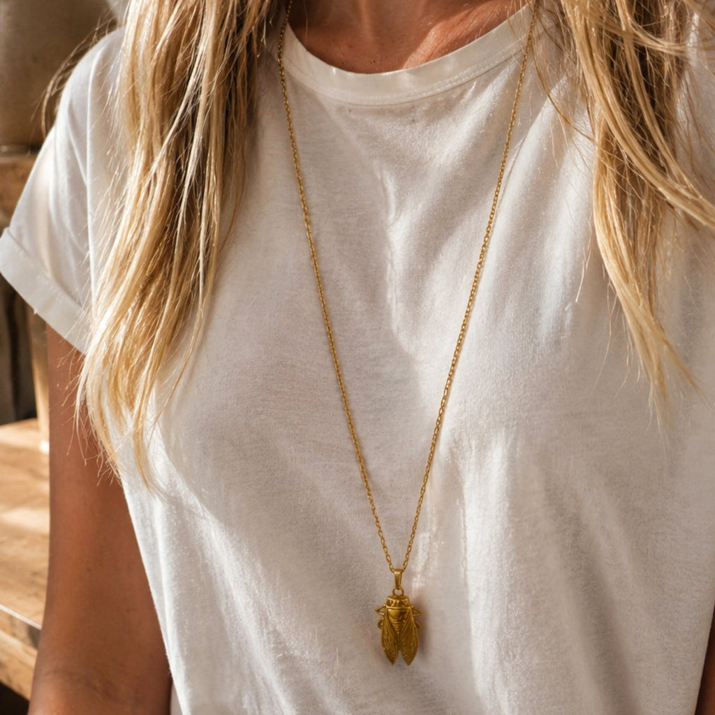 Collier cigale doré porté sur haut foncé, bijou femme en acier inoxydable