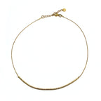 Collier doré en acier inoxydable composé de fines perles cylindriques dorées, bijou lumineux et épuré Clyvia Bijoux.