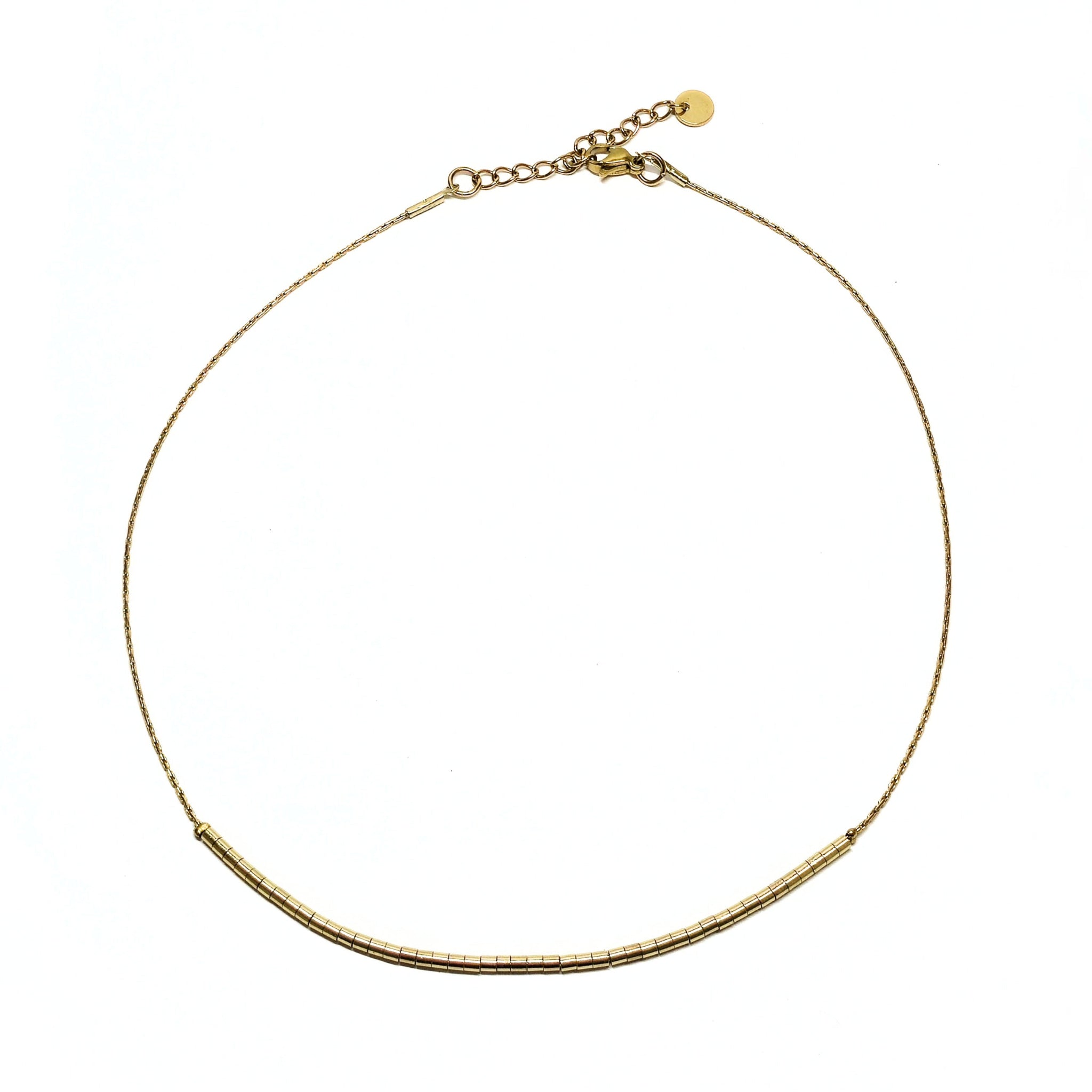 Collier doré en acier inoxydable composé de fines perles cylindriques dorées, bijou lumineux et épuré Clyvia Bijoux.