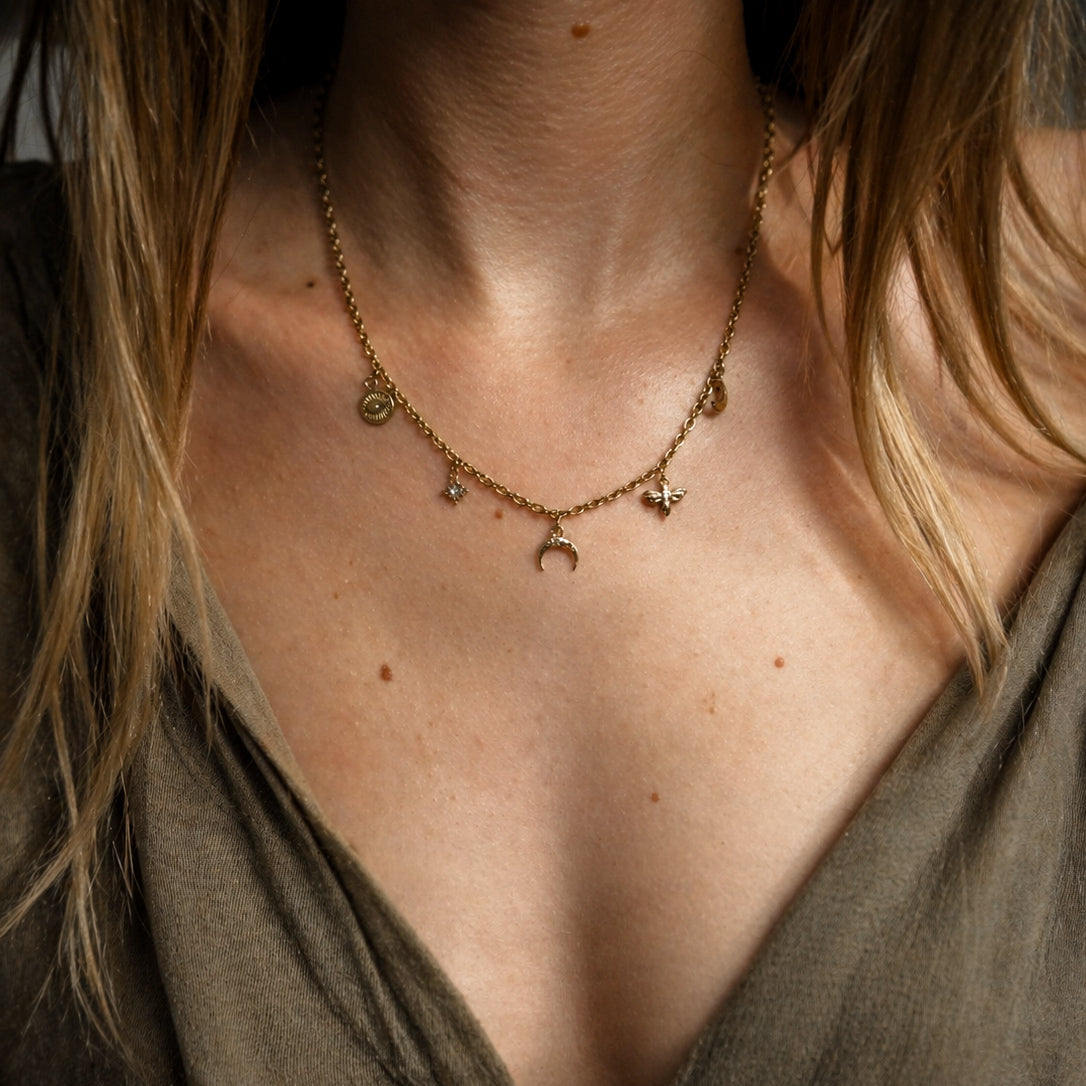 Collier doré à breloques en acier inoxydable porté au cou