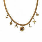 Collier doré à chaîne plate avec breloques célestes étoile, lune, oeil et pendentif pierre rose sur fond blanc