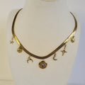 Collier doré en acier inoxydable à chaîne plate avec charms et rhodonite porté, Clyvia Bijoux.