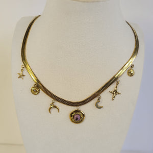 Collier doré en acier inoxydable à chaîne plate avec charms et rhodonite porté, Clyvia Bijoux.