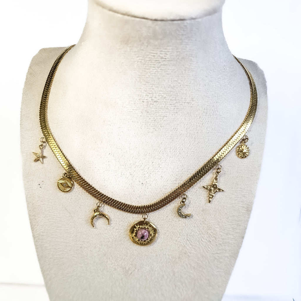 Collier doré en acier inoxydable à chaîne plate avec charms et rhodonite porté, Clyvia Bijoux.