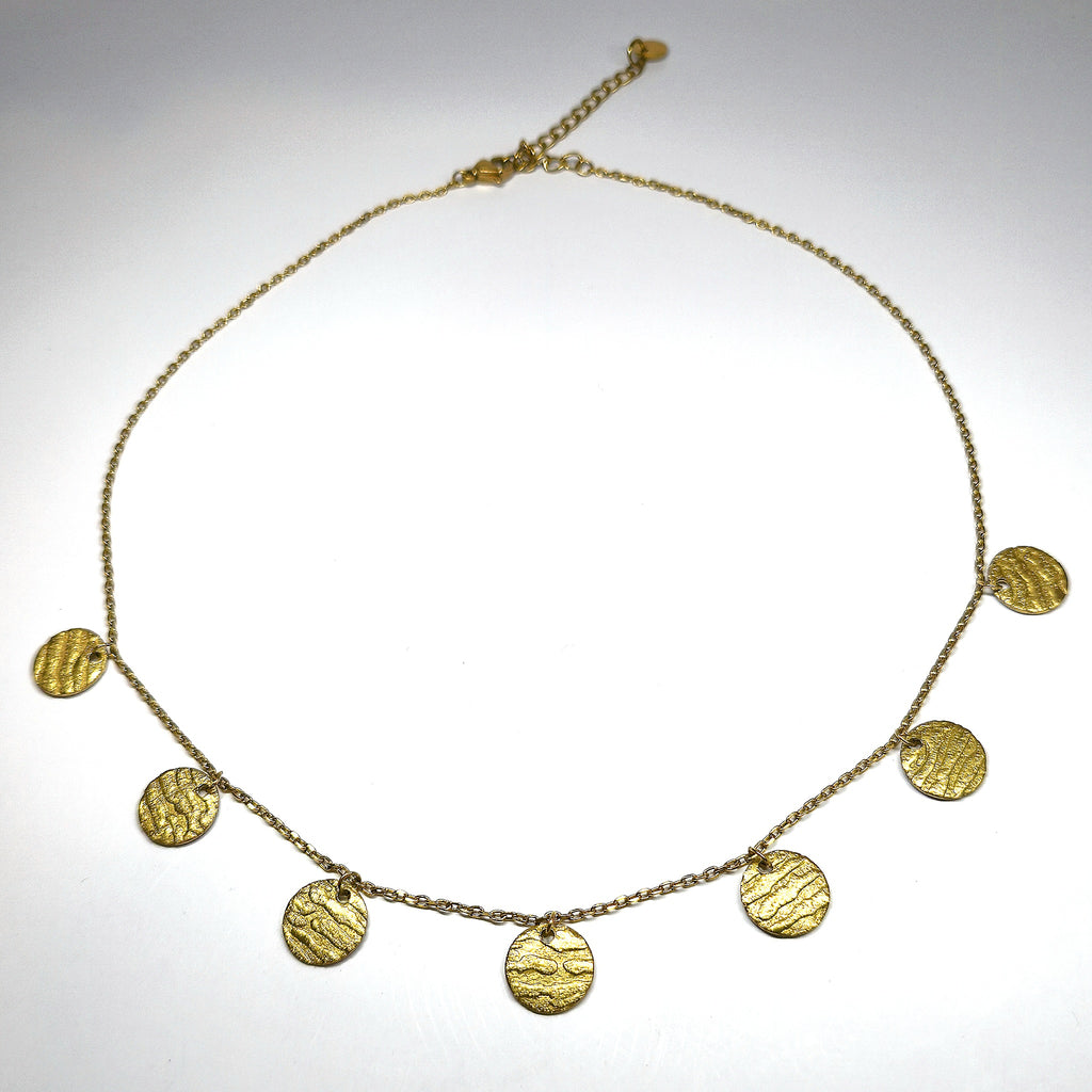 Chaîne fine dorée femme, collier à médailles rondes texturées en acier inoxydable, look lumineux et moderne – Clyvia Bijoux.