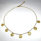 Chaîne fine dorée femme, collier à médailles rondes texturées en acier inoxydable, look lumineux et moderne – Clyvia Bijoux.