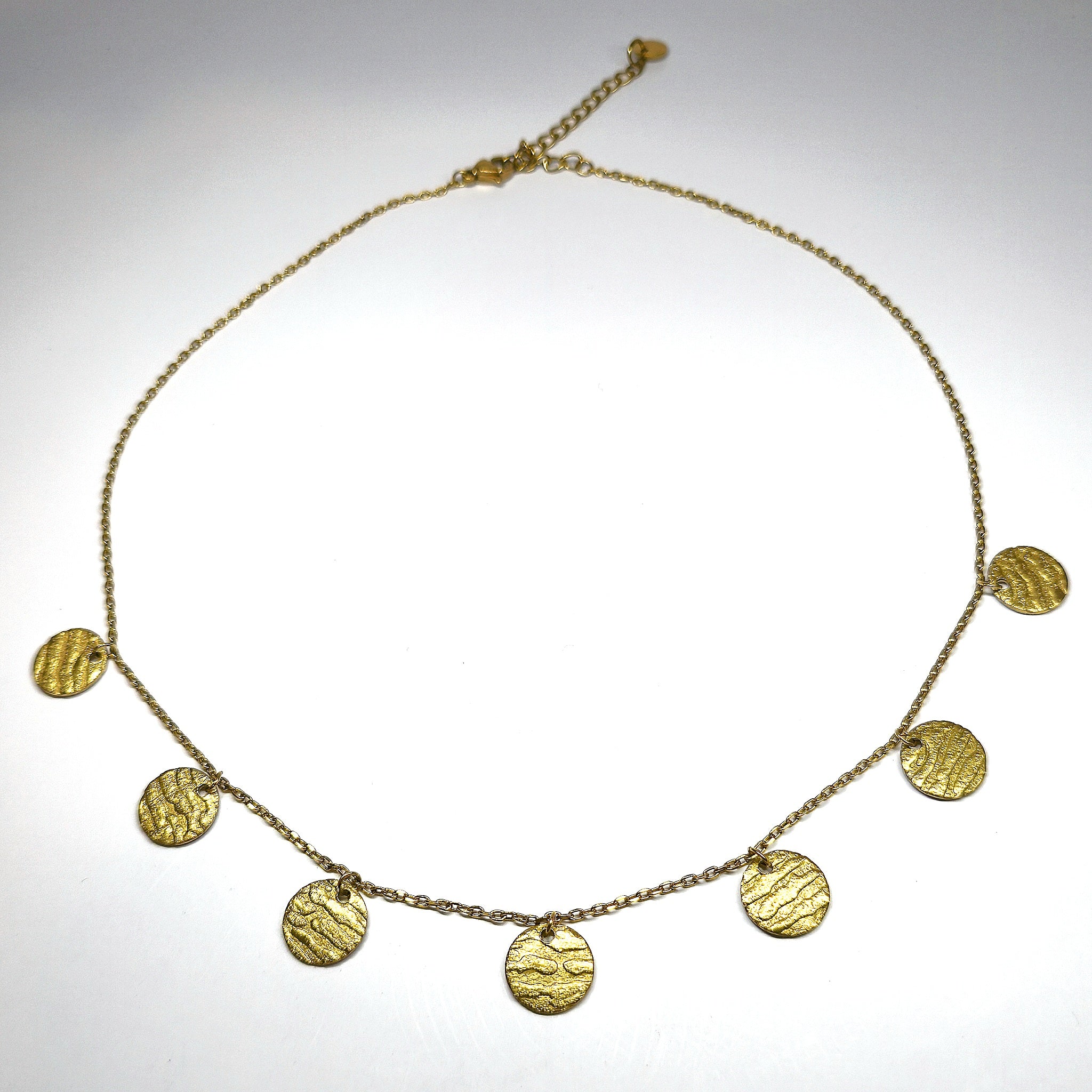 Chaîne fine dorée femme, collier à médailles rondes texturées en acier inoxydable, look lumineux et moderne – Clyvia Bijoux.