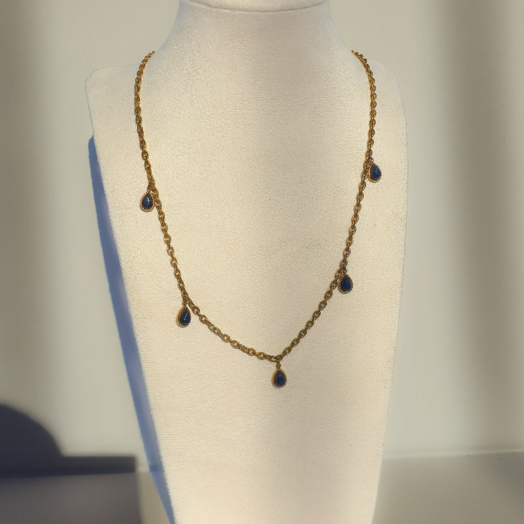 Collier doré à pierres bleues en lapis lazuli présenté sur buste