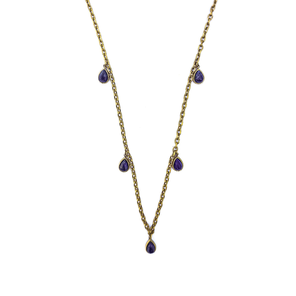 Collier doré en acier inoxydable avec gouttes en lapis lazuli sur fond blanc