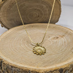 collier doré avec pendentif fleur en acier inoxydable bijou élégant et résistant à l'eau  