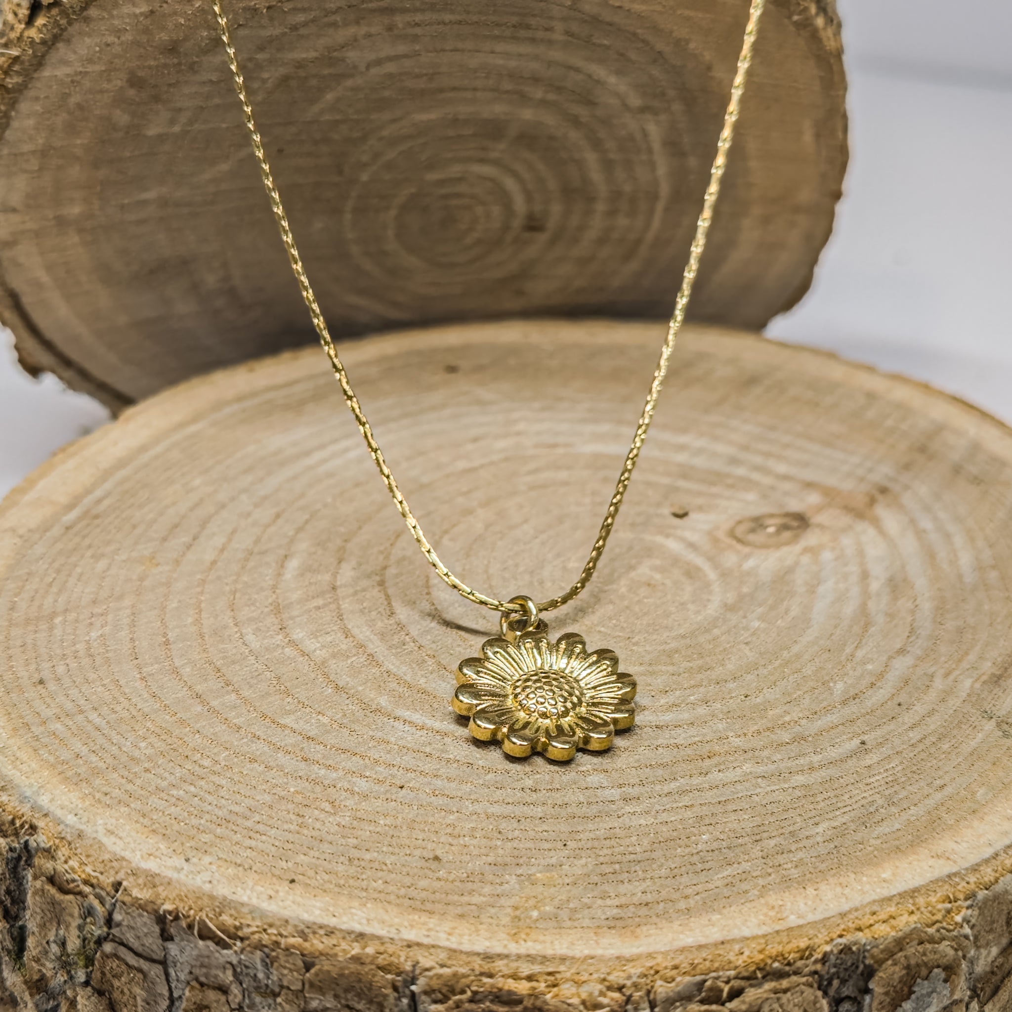 collier doré avec pendentif fleur en acier inoxydable bijou élégant et résistant à l'eau  