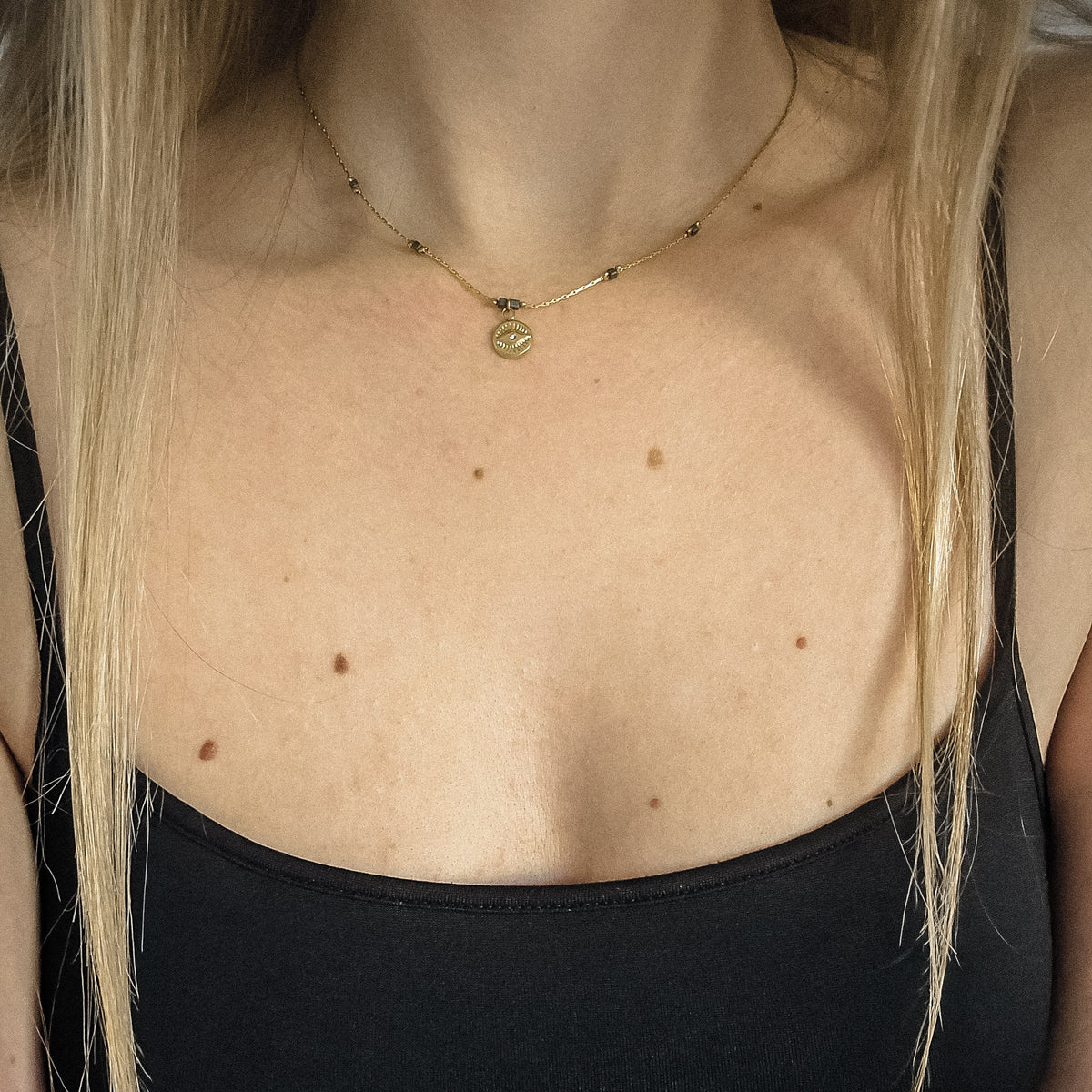 Collier court doré avec perles irisées porté, longueur 39 cm, Clyvia Bijoux