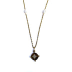 Collier doré en acier inoxydable avec perles d’eau douce et pendentif étoilé sur fond blanc