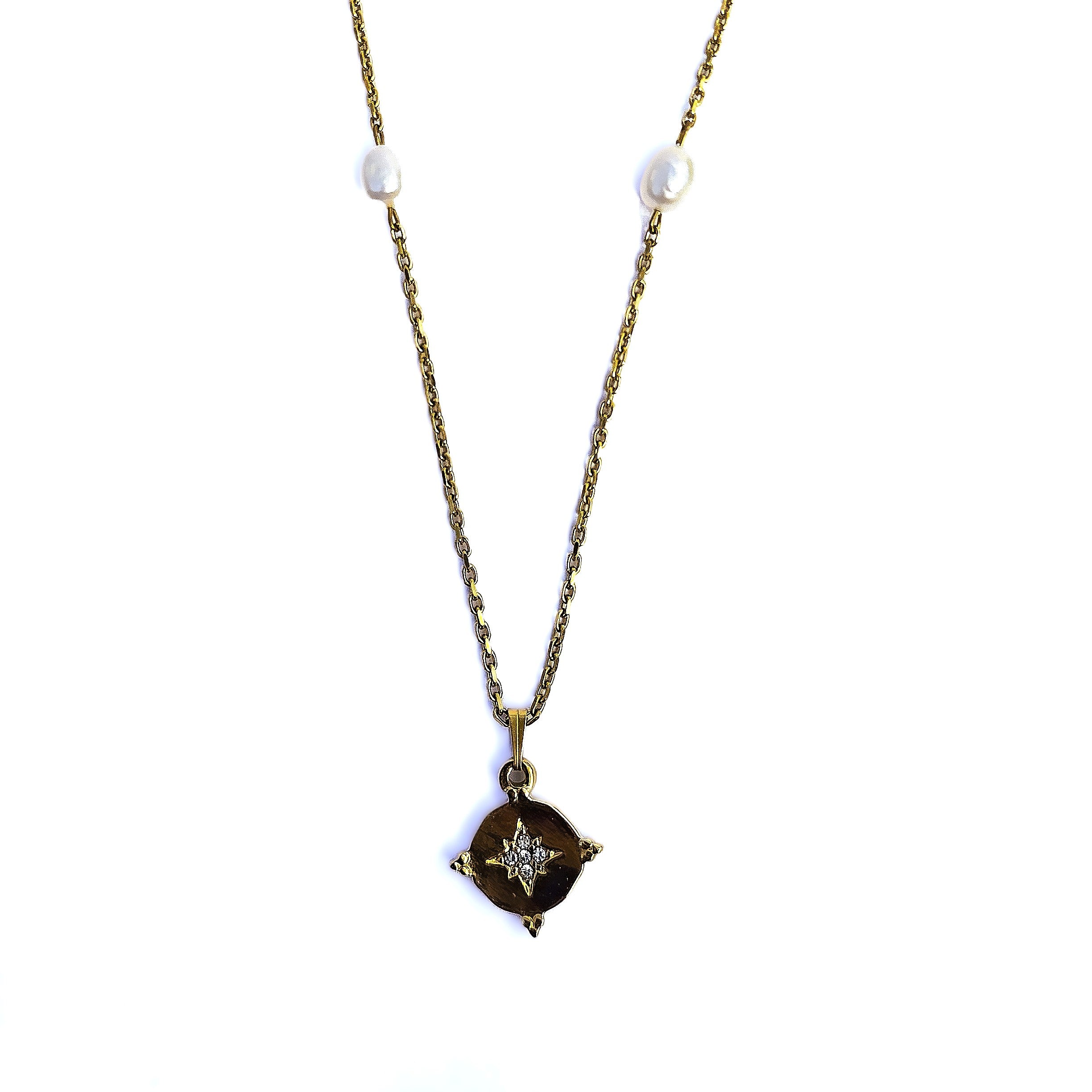 Collier doré en acier inoxydable avec perles d’eau douce et pendentif étoilé sur fond blanc