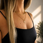 Collier doré à deux rangs avec chaîne fine et étoile martelée, porté, Clyvia Bijoux