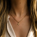 Collier étoile doré en acier inoxydable porté au cou avec pendentif martelé