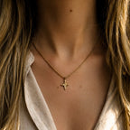 Collier étoile doré en acier inoxydable porté au cou avec pendentif martelé