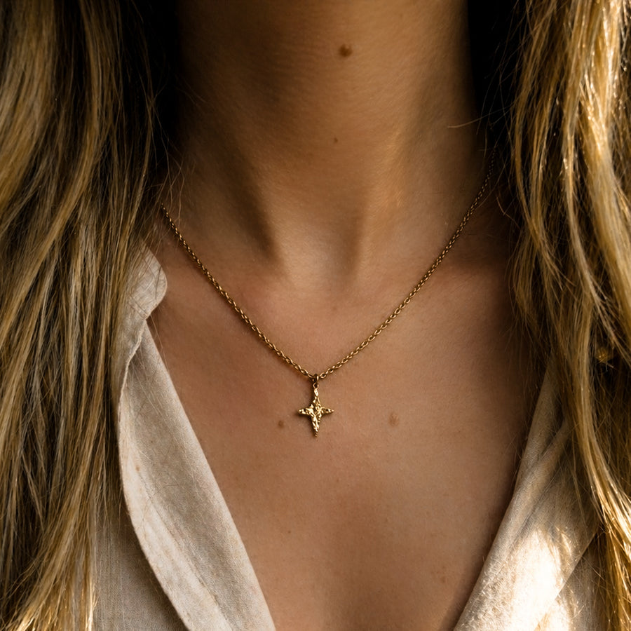 Collier étoile doré en acier inoxydable porté au cou avec pendentif martelé