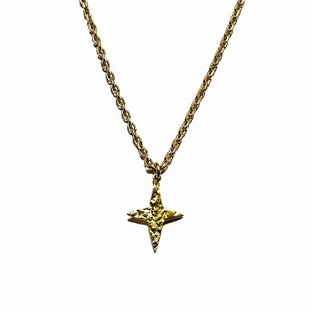 Collier doré avec pendentif étoile martelée en acier inoxydable sur fond clair