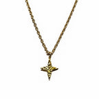 Collier doré avec pendentif étoile martelée en acier inoxydable sur fond clair