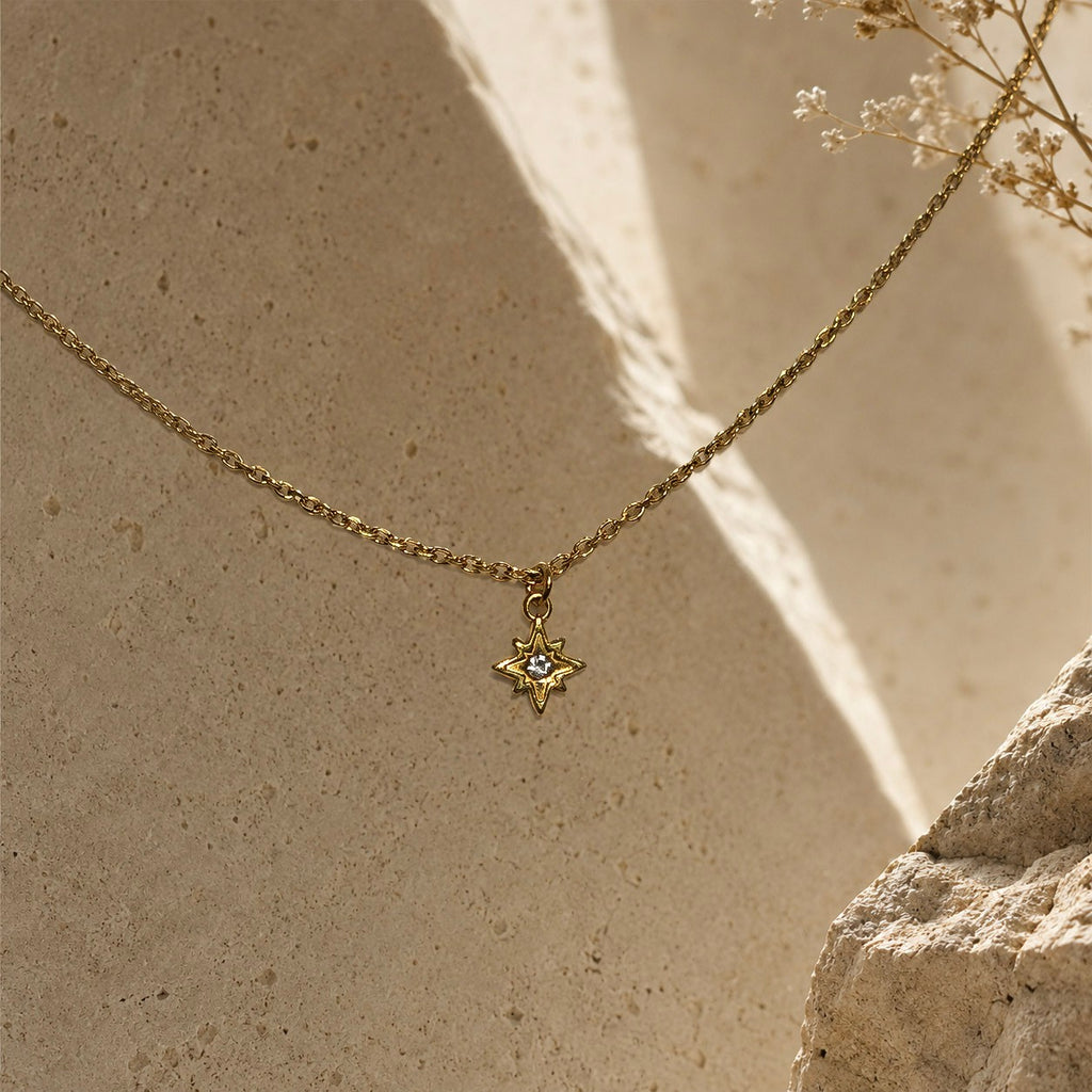 Collier doré fin avec pendentif étoile serti façon zirconium sur fond pierre