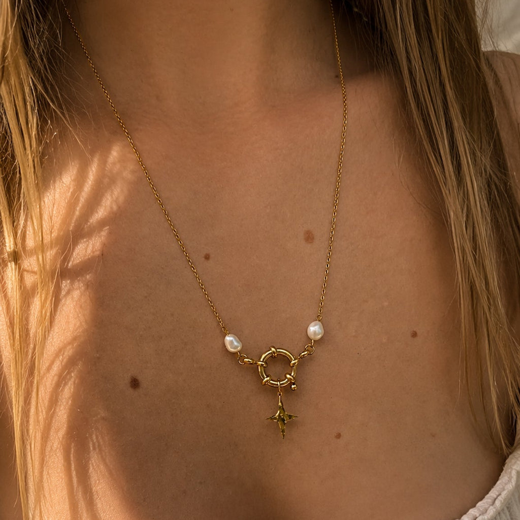 Collier étoile avec perles d’eau douce naturelles porté au cou
