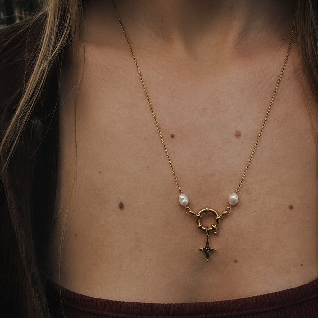 collier en acier inoxydable avec fermoir bouée et perle d'eau douce
