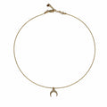 Collier fin doré avec pendentif croissant de lune présenté entièrement sur fond blanc.