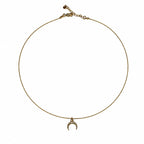 Collier fin doré avec pendentif croissant de lune présenté entièrement sur fond blanc.